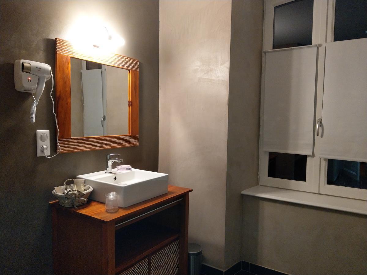 Les Chambres D'Hotes De La Frissonnette Auzelles Exteriör bild